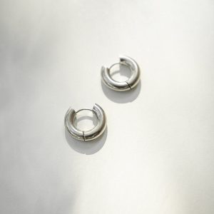 Minimalist_silver_hoop_earrings_in_bold_chunky_style_950x